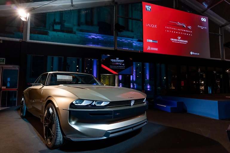 Peugeot ya había apuntado maneras en su volante quasi-rectangular, en el concepto e-Legend de 2018