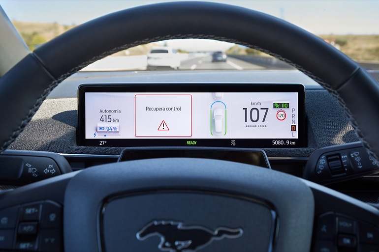 El sistema BlueCruise anunciando a su conductor que debe retomar el control manual del coche