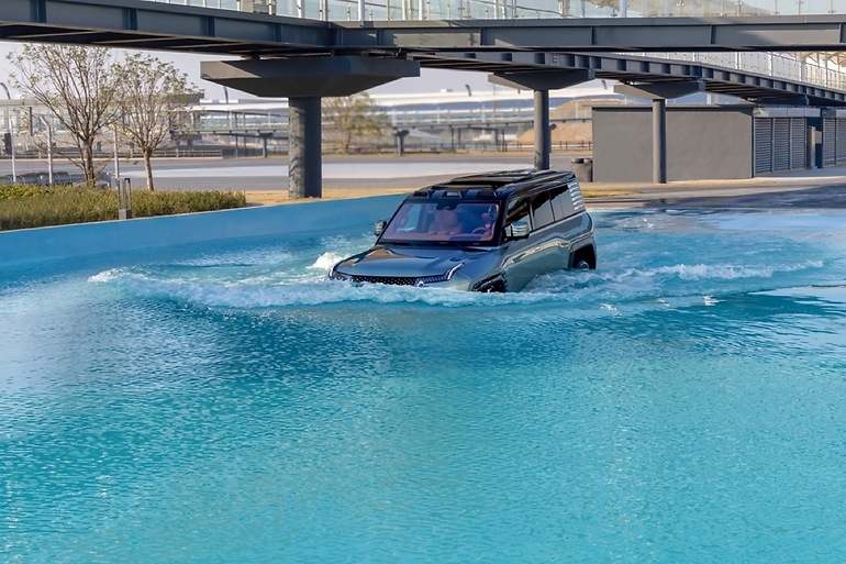 70 metros de piscina para demostrar las cualidades del SUV Yangwang U8 en situaciones difíciles