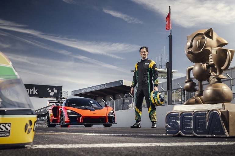 Bruno Senna se puso al volante de un McLaren Senna en Donington Park, circuito donde su tío Ayrton dio una lección magistral de conducción bajo la lluvia en 1993