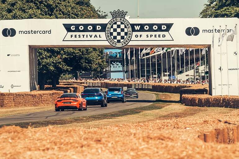 Alpine celebró su 70 aniversario con sus futuros A290 y A390 rodando junto a los Alpine A110 de este siglo y del anterior