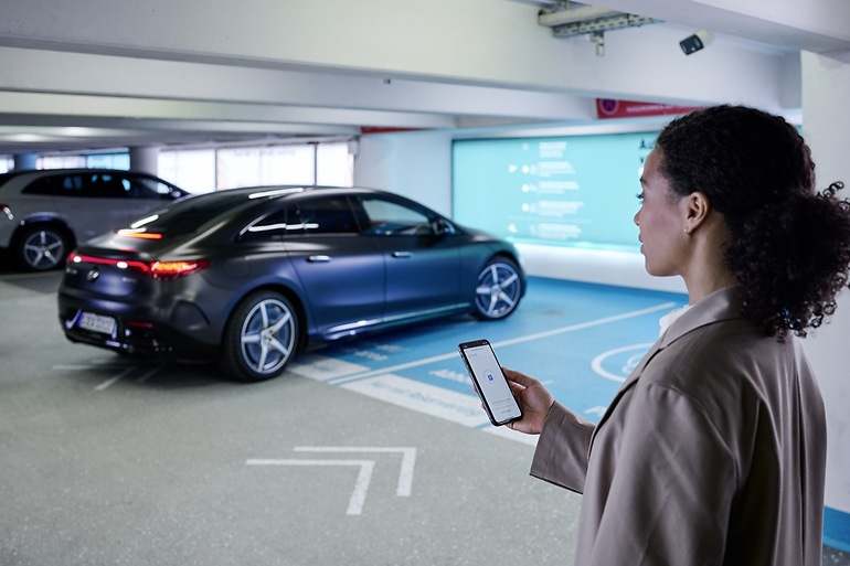 La conducción altamente automatizada de nivel 4, aparte de los robo-taxis, en turismos de serie tiene su primera aplicación dentro de los aparcamientos, como en este Mercedes EQE