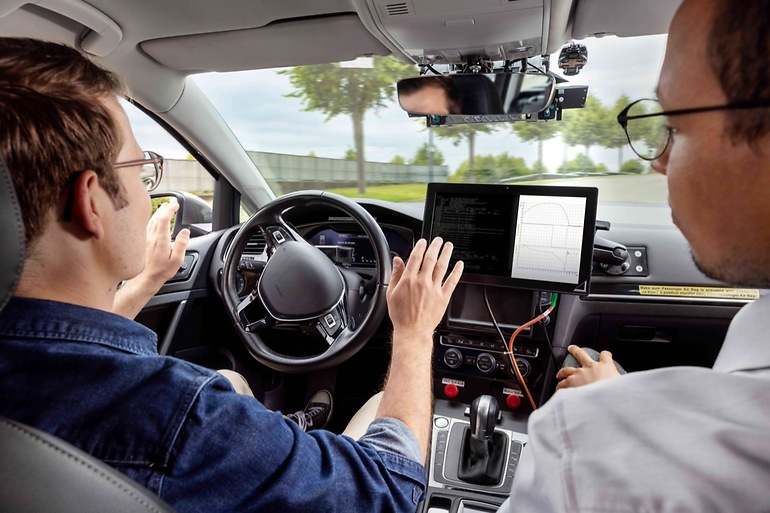 Un cliente corriente y despreocupado no están preparado para contrarrestar rápidamente una conducción súbitamente errónea de un coche autónomo