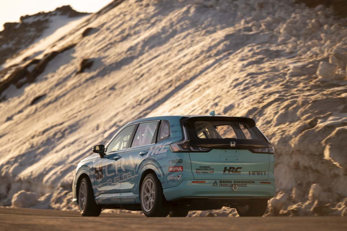 Sí, a tanta altitud, también hay nieve (bajas temperaturas), no solo menor densidad de aire (de ahí los gigantescos alerones de los coches que los equipan)