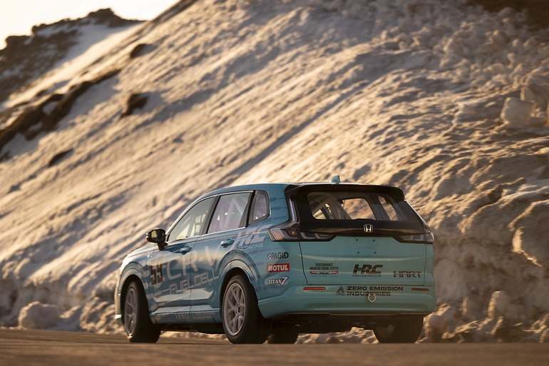 Sí, a tanta altitud, también hay nieve (bajas temperaturas), no solo menor densidad de aire (de ahí los gigantescos alerones de los coches que los equipan)