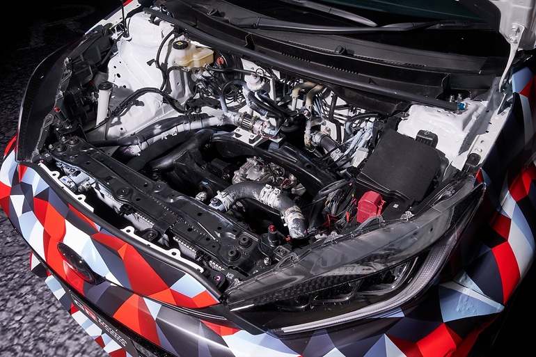 Bajo el capó delantero no hay motor. Sí muchos órganos accesorios para repartir mejor el  peso.