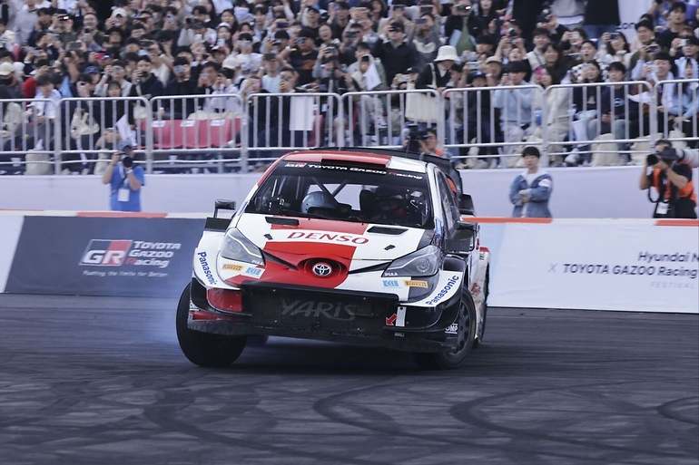 Akio Toyoda en plena demostración con el Yaris WRC que intentará hacerse el próximo mes con el campeonato, en disputa con el Hyundai i20 N WRC