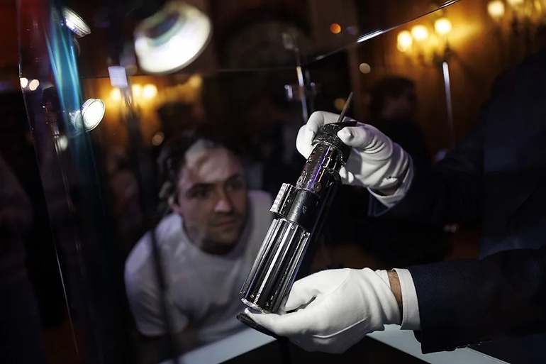 El sable de luz de Darth Vader, durante un evento de prensa de la casa de subastas Propstore en The Dorchester en Londres. EFE/EPA/Tolga Akmen