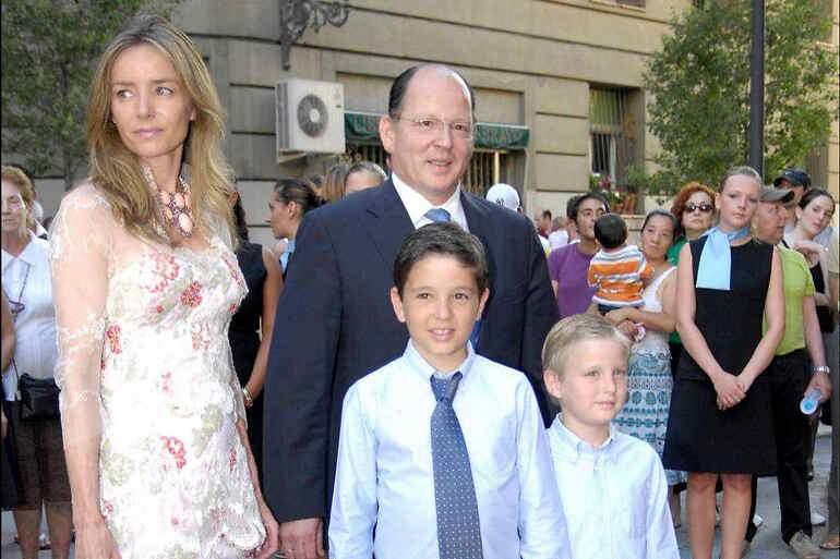 El príncipe Kardam, en 2007 (un año antes de su accidente), con su mujer, Miriam, y sus hijos Boris y Beltrán.