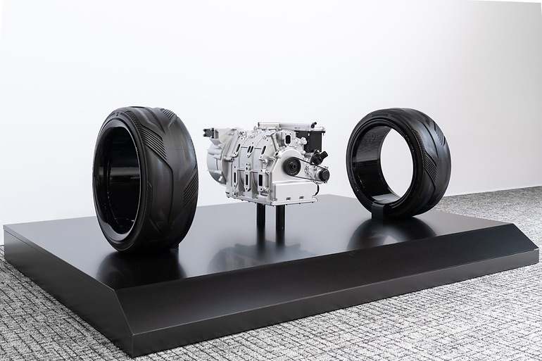 Motor rotativo característico de Mazda, que encaja a la perfección con un motor eléctrico en su prolongación, como un compacto cilindro