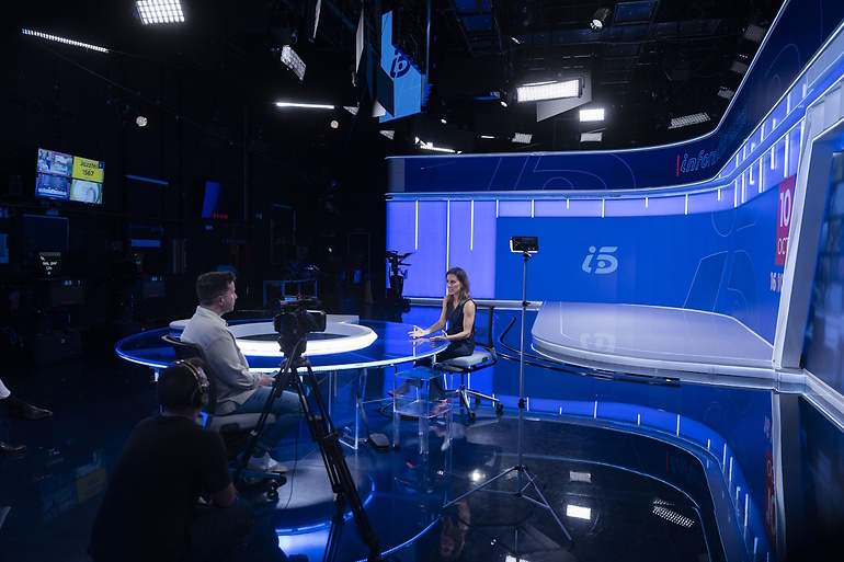 Ángeles Blanco habla con Informalia en el plato de Informativos Telecinco.