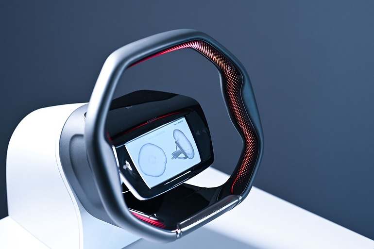 Volante con pantalla y con visión artificial, para reconocimiento gestual y de posición de las manos (para limitar la conducción automatizada a los supuestos legales de duración, situación y velocidad)