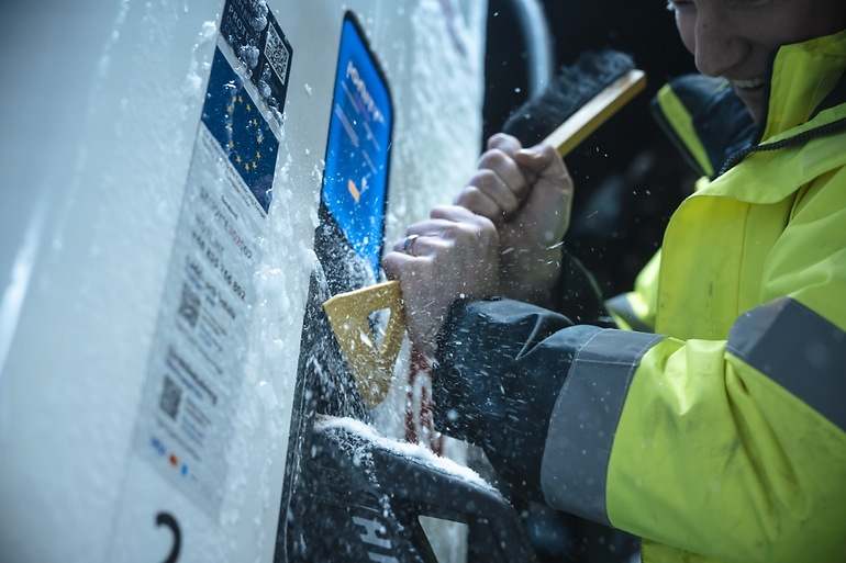Rascando el hielo durante una recarga eléctrica