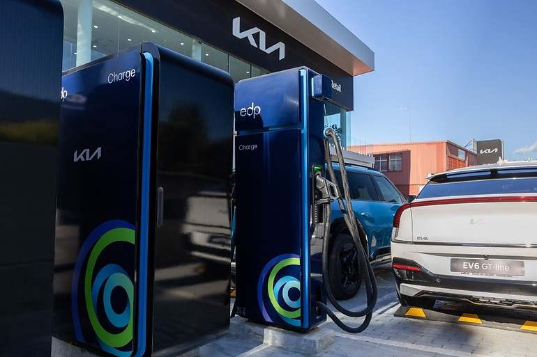 Sin una señalización adecuada en las carreteras, la presencia de cargadores pase inadvertida para los no usuarios de coches eléctricos