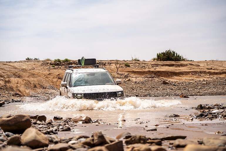 La capacidad de tracción de algunos SUV -incluso los más grandes- de sortear pasos complicados resulta propia de algunos 4x4… con cabeza y buenas manos