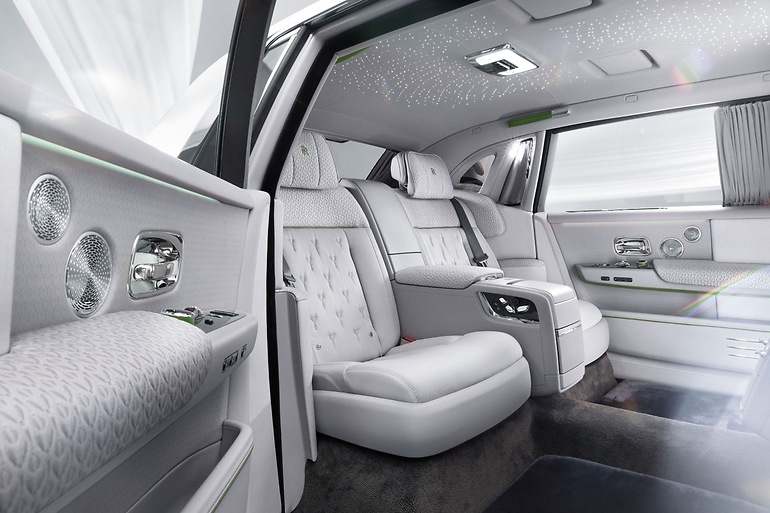 No querían cuero en esta pieza única, construida a demanda, el Rolls-Royce Phantom Series II Platino: combinan dos tipos de tejidos, incluyendo fibra de bambú.