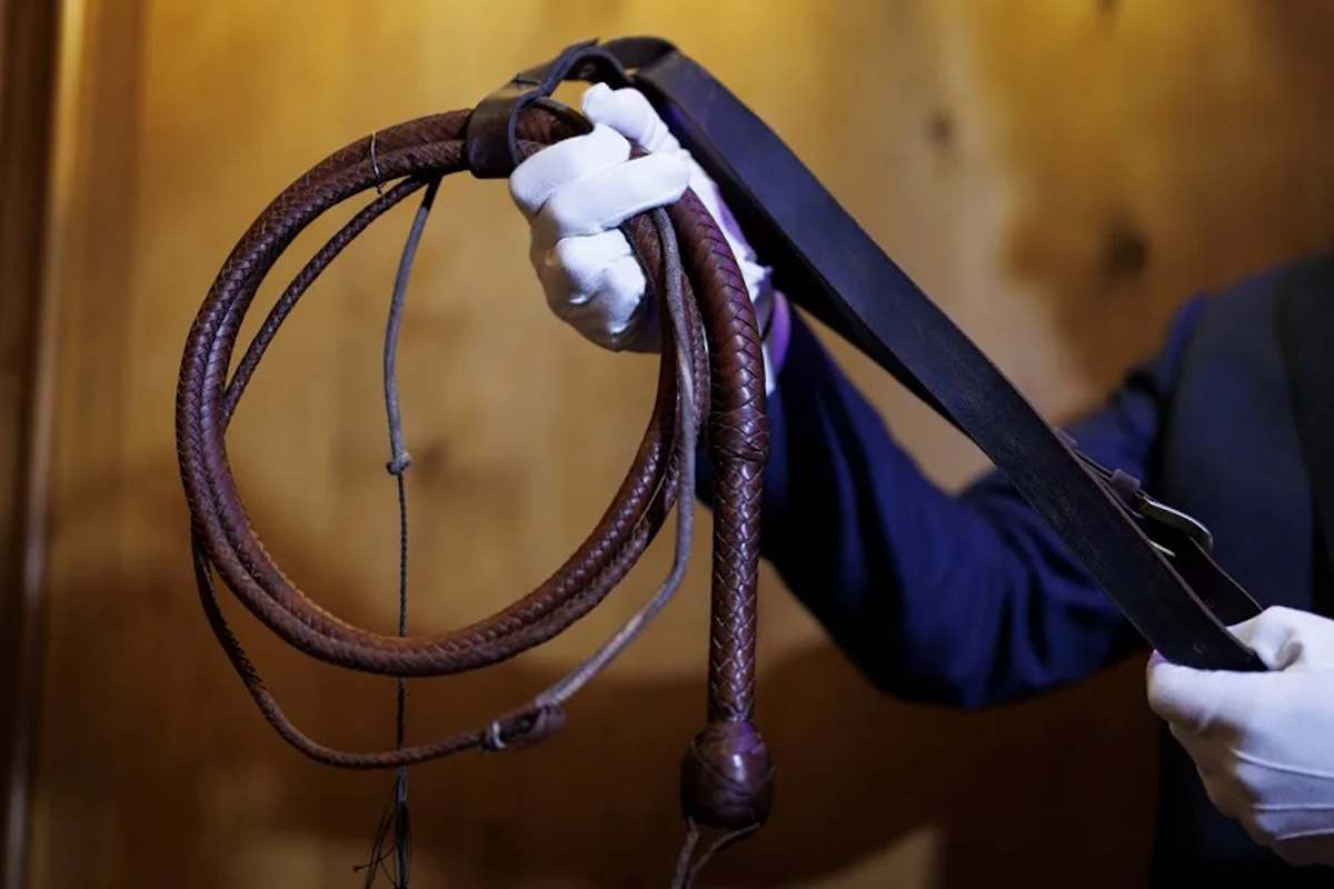 El látigo, el cinturón y la funda utilizados en la película 'Indiana Jones y la última cruzada', en la casa de subastas Propstore en The Dorchester en Londres. EFE/EPA/Tolga Akmen