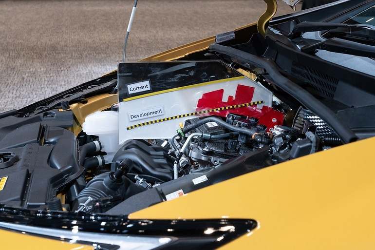 Comparación de la altura actual del motor de un Toyota, y la altura reducida que ya han conseguido con la nueva generación de motores