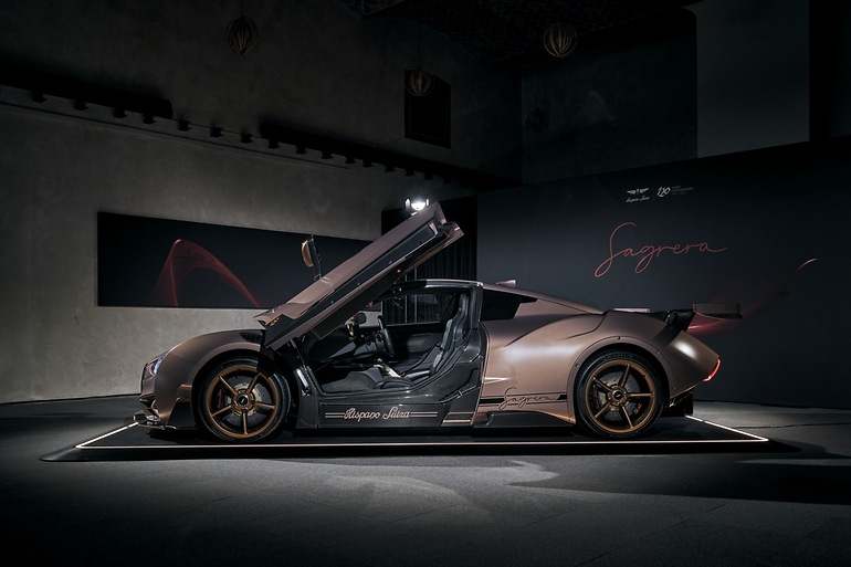 Al abrir las puertas se revela un chasis de carbono digno de un coche de carreras. Un alarde de diseño en cada detalle.