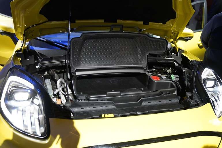 Motor y electrónica bajo el capó, pero encima hay un espacio útil de 43 litros