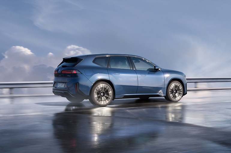Llantas opcionales de hasta 20 pulgadas camuflan los 4,78 metros de longitud del BMW iX3