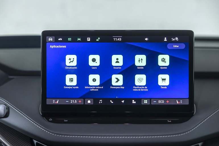 Junto a Laura, el ChatGPT de Skoda, la app de Powerpass, que admite incluso cargadores de Plug&Charge, para recargar (y pagar) simplemente enchufando el coche