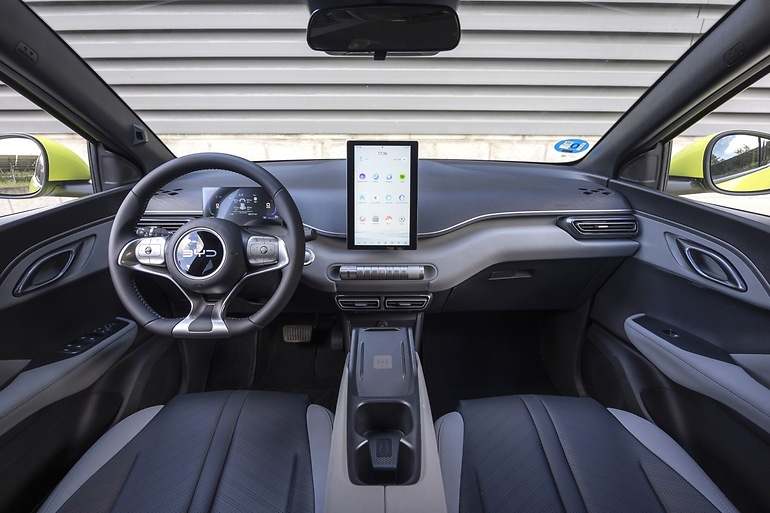 La pantalla puede rotar y disponerse en posición vertical o apaisada, como ya hemos visto en otros BYD
