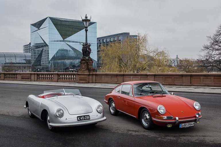 Porsche 901, el redenominado 911, junto con su antecesor, el Porsche 356