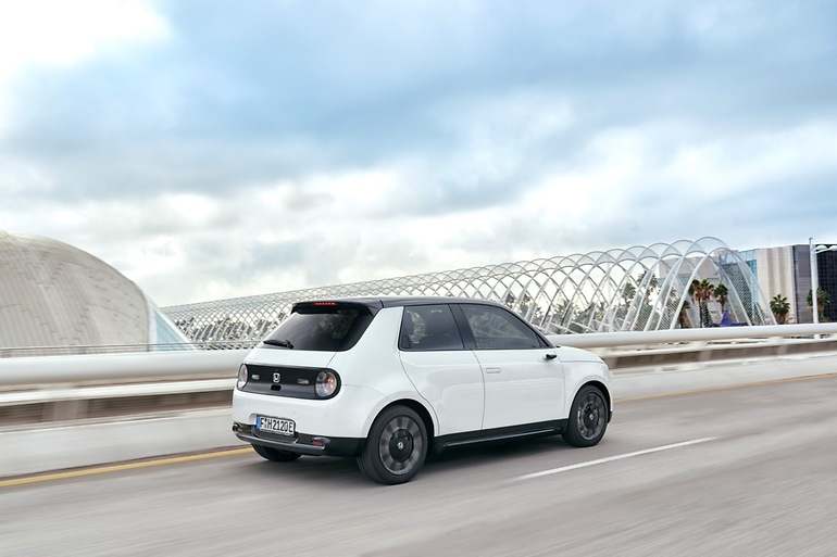 Un diseño coherente del principio a fin, que debía evocar a los primeros Civic en estilo, más un motor posterior que cuadra con ser un coche ágil y divertido