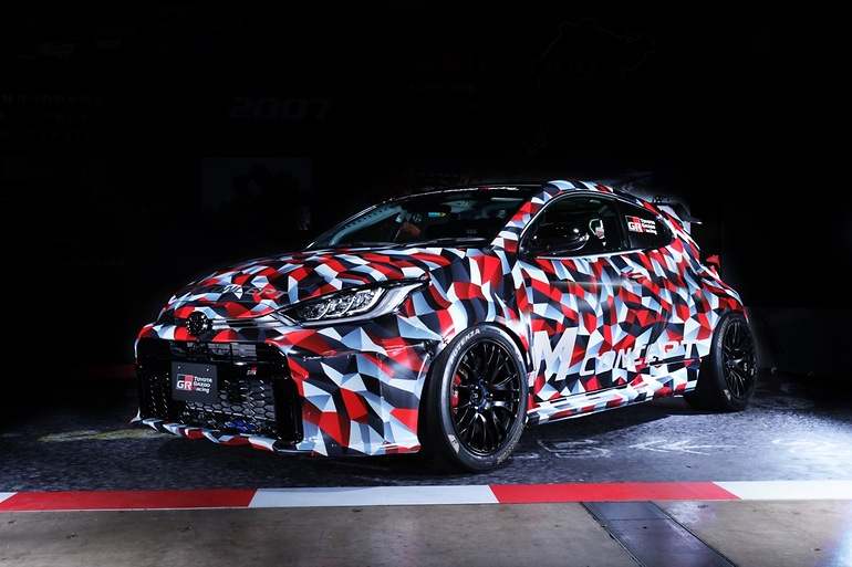 Incluso camuflado, el Yaris M Concept destila contundencia. Se usará para probar su motor de unos 400 CV apretado hasta 600 CV en carreras de, para que se rompa y corregir defectos antes de pasar a la serie
