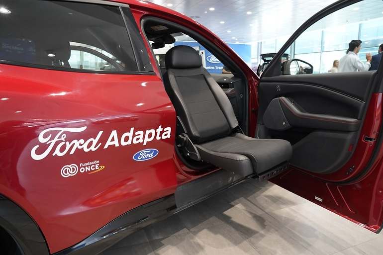 Asiento eléctrico que puede salir del vehículo para facilitar el acceso