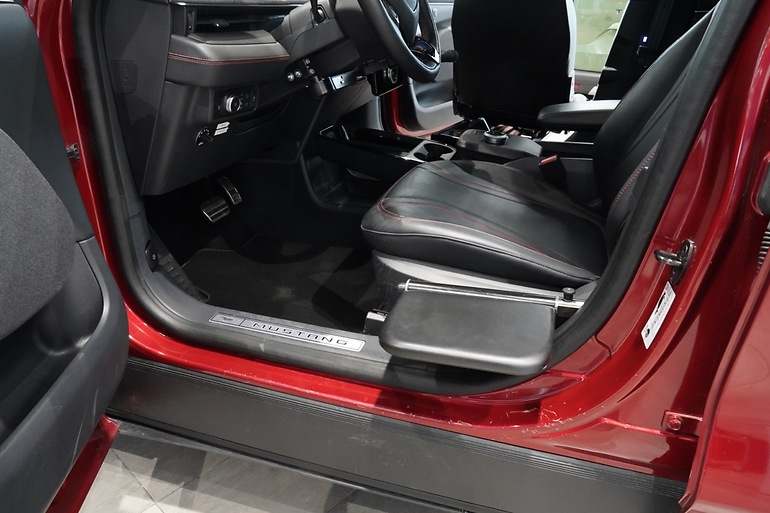 Banqueta abatible para facilitar la transferencia de la silla al asiento