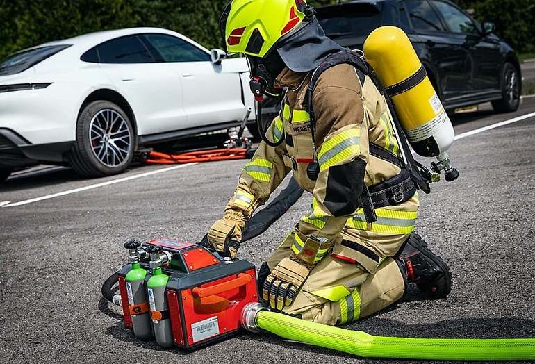 Rosenbauer comercializa un sistema que taladra la batería por la parte inferior del vehículo para inyectar agua en su interior