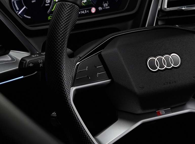 Marcas como Audi ya emplean pantallas activas y activables, pero solo en los radios: el núcleo sigue alojando el airbag