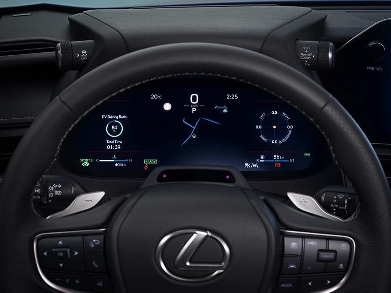 La instrumentación es enteramente digital; sobre el volante la cámara e iluminación infraroja para monitorizar al conductor