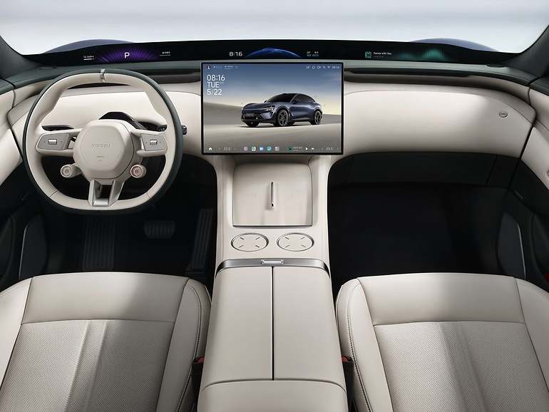 Un diseño limpio, pero nada simple, con detalles cuidados. La instrumentación en el parabrisas gana por la mano a BMW