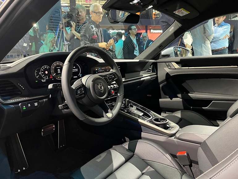 Nuevos detalles de acabado específicos destacan la exclusividad del Turbo entre los conocedores del 911