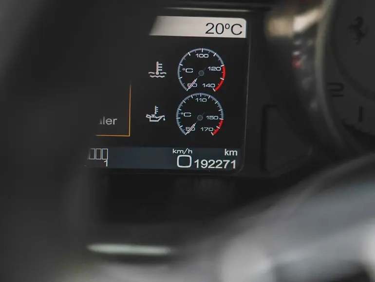 ¿Siempre en garaje? Probablemente, pero tiene a sus espaldas prácticamente 200000 km; no les salió nada malo