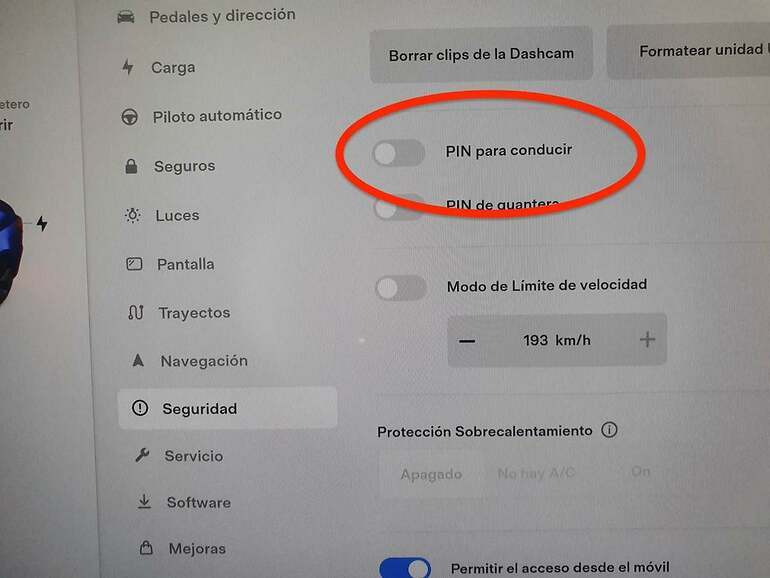 Pantalla central del Tesla 3, en que se permite activar o no la petición de un PIN para la puesta en marcha