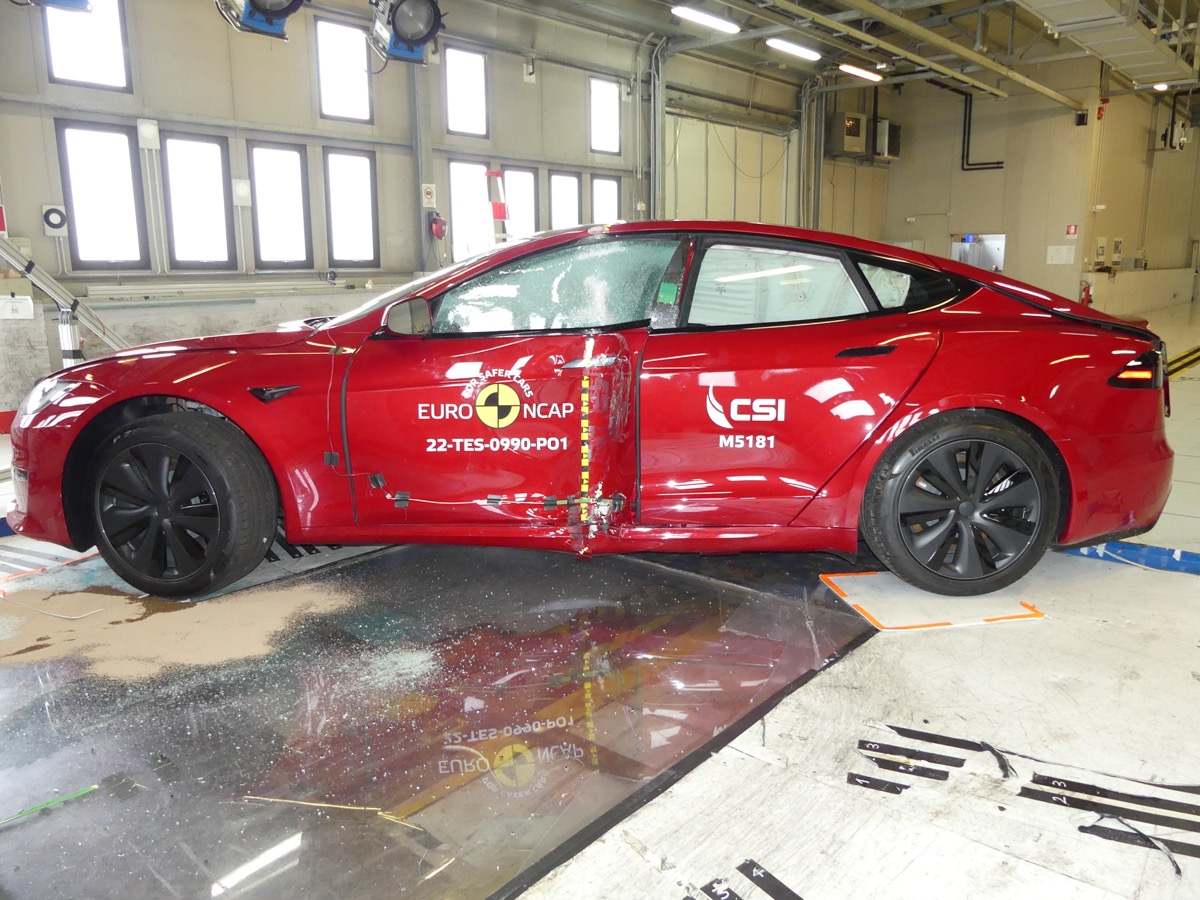 Estructuralmente, la batería de madera y acero ha demostrado ser mejor que la de un Tesla S, según la universidad, lo que resulta prometedor