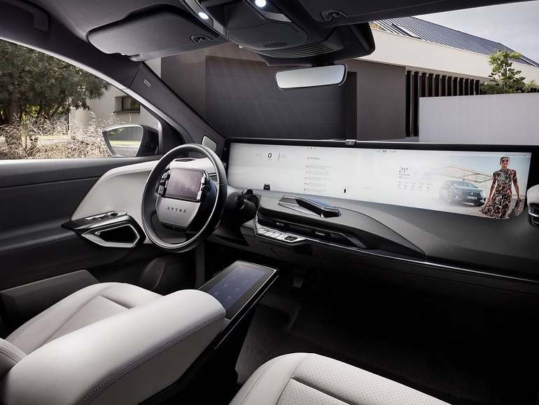 Una enorme pantalla presidía el volante de un modelo de la extinta marca Byton, con el airbag acompañando
