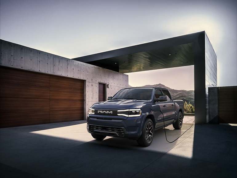 ¿Recarga eléctrica doméstica? Mejor, lo contrario, es bidireccional: este V8 hibridado tiene dos tomas hacia al exterior, para suministrar electricidad hasta 3,6 kW y 7,2 kW.