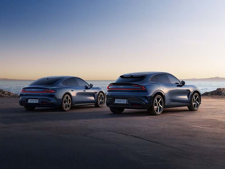 El YU7, el recién lanzado SUV de Xiaomi, junto al primer coche que han fabricado, el SU7