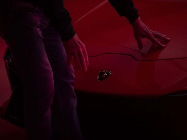 Persona con discapacidad visual en su visita al museo Lamborghini cerca de Bolonia