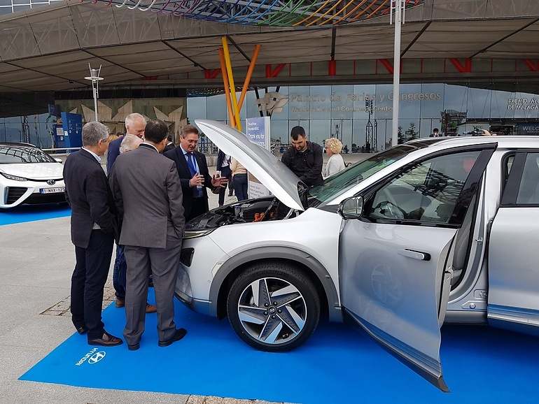 Javier Arboleda, explicando a profesionales del hidrógeno su aplicación al automóvil de pila de combustible