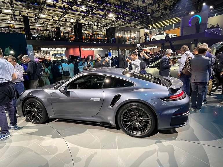 Probablemente no había mejor coche para demostrar poderío antes de abrir las puertas en un salón del automóvil, el IAA de Múnich, en el que Europa quiere sacar pecho delante del aluvión de marchas chinas presentes.