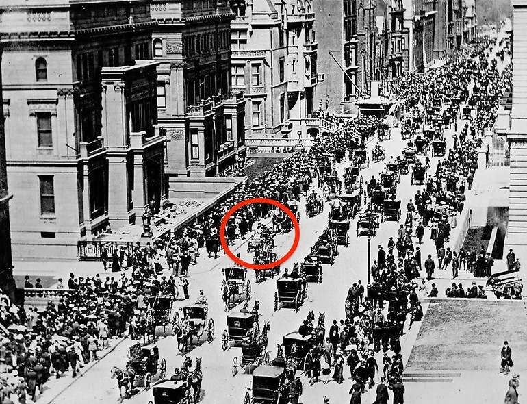 Un excéntrico (eso pensaban) en Nueva York en 1900 con su potencialmente peligroso e impredecible coche autónomo (se movía sin caballos). Europa no quiere perder el tren del nuevo coche autónomo