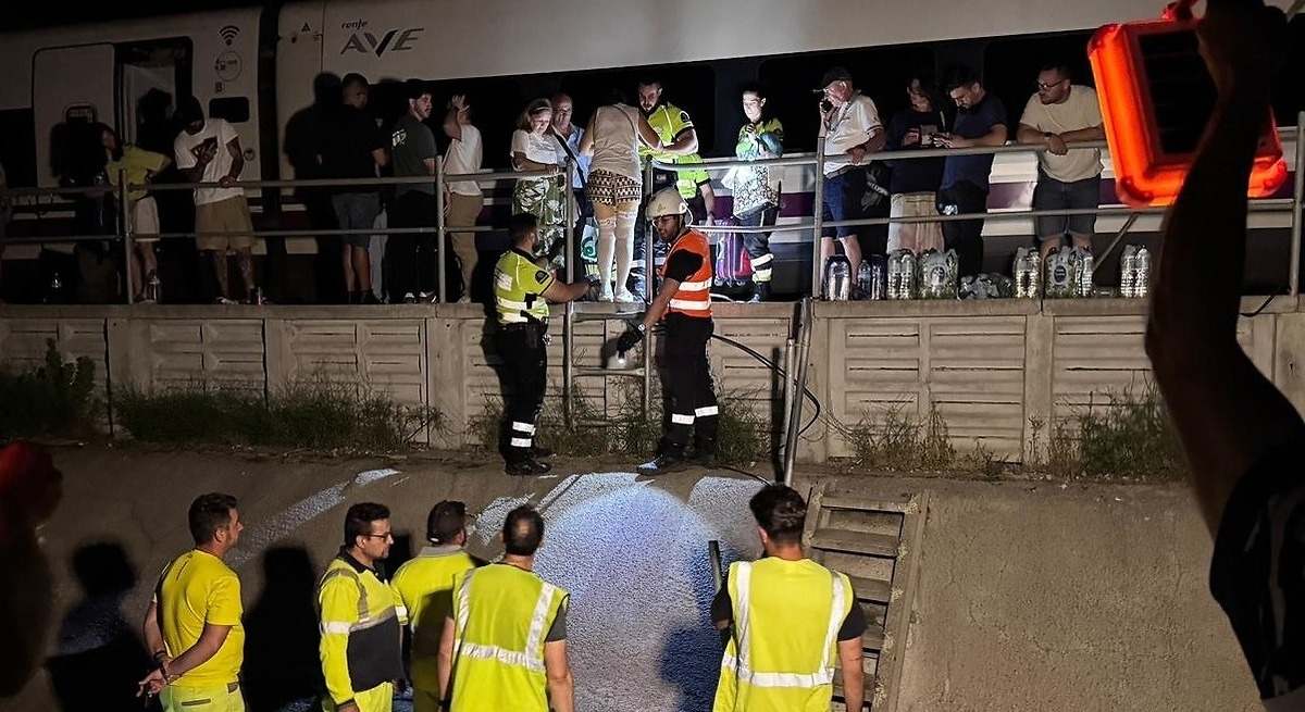 Una pasajera de 84 años trasladada al hospital por insuficiencia respiratoria tras quedarse atrapada en uno de los trenes de Renfe de la línea Madrid-Sevilla