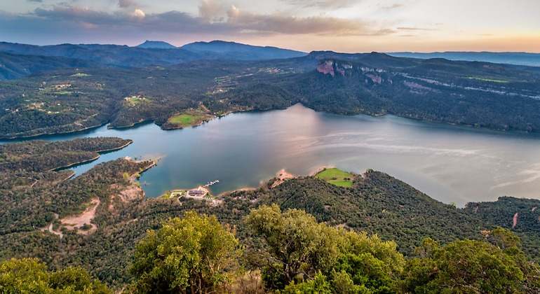 El embalse de Sau, en el río Ter, la región de Osona, Cataluña, España