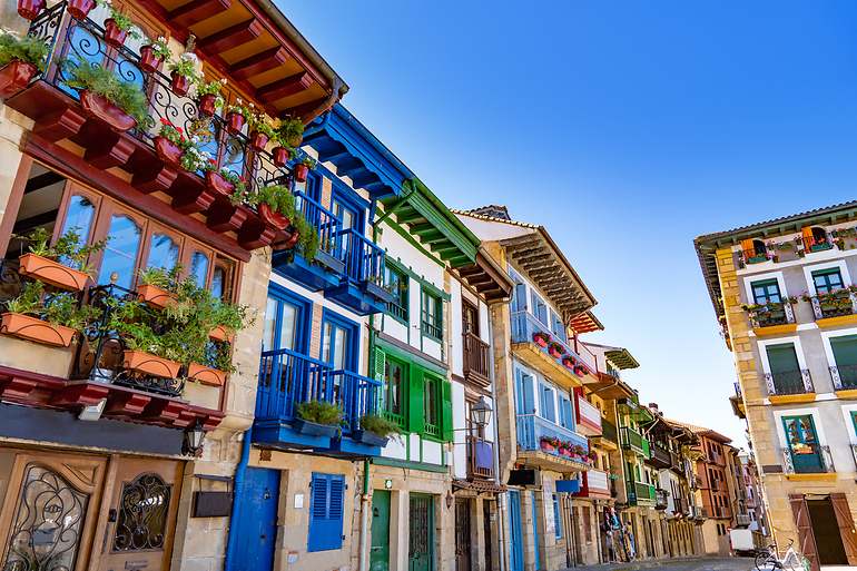 Hondarribia hermoso pueblo fachadas coloridas en Gipuzkoa, País Vasco España